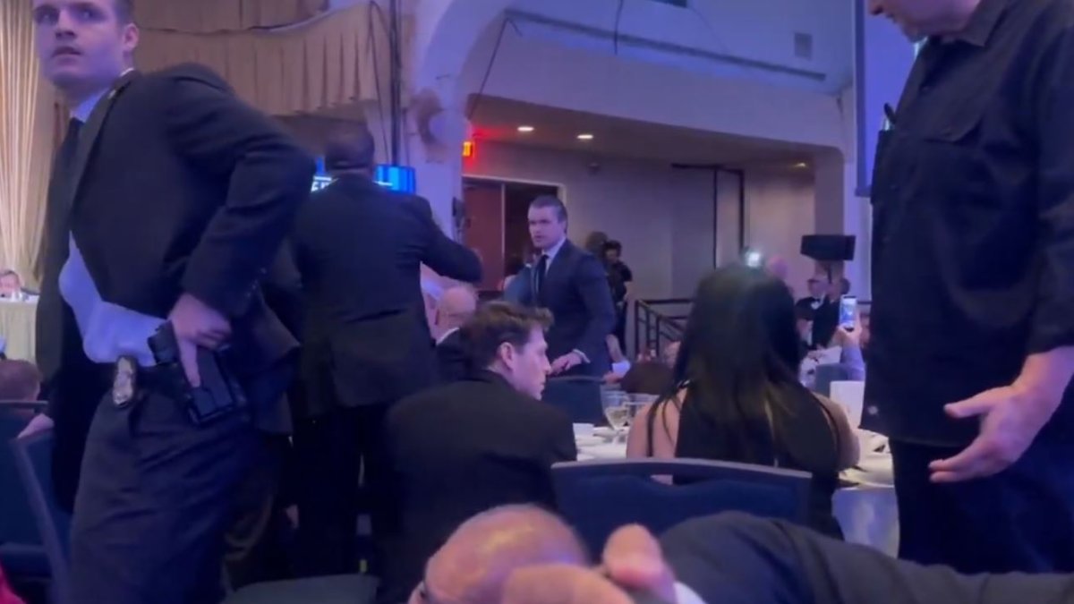 Hosté a očití svědci prestižní večeře se schovávají před útočníkem