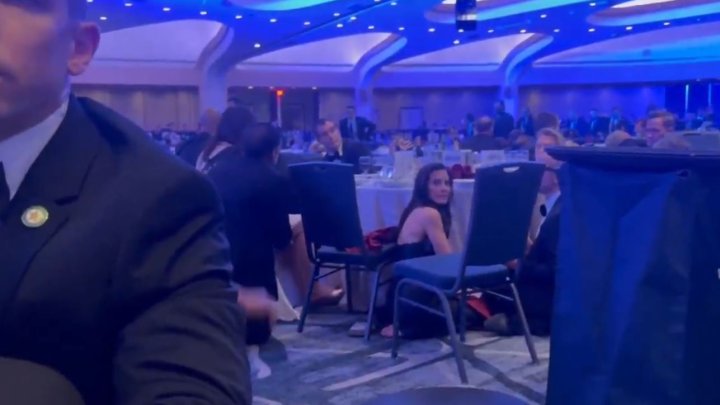 Hosté a očití svědci prestižní večeře se schovávají před útočníkem