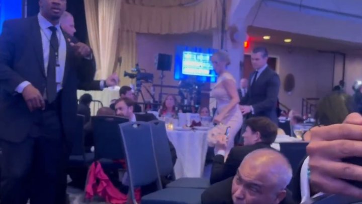 Hosté a očití svědci prestižní večeře se schovávají před útočníkem